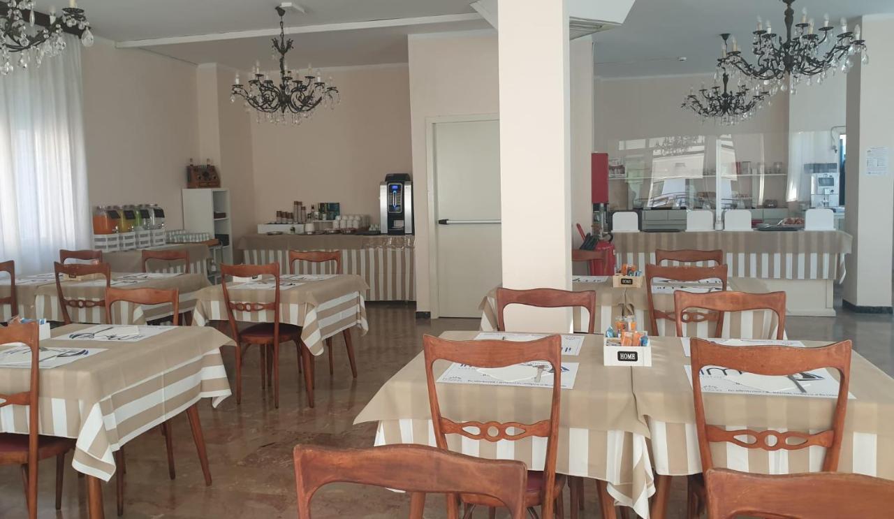 Hotel Tourist Meuble Rimini Exteriér fotografie